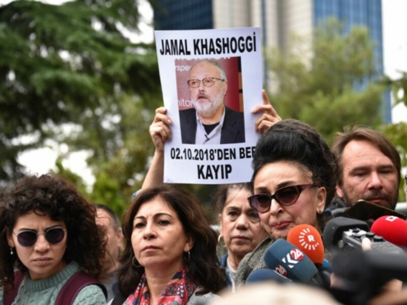 Protestors at the entrance of Saudi Arabia consulate in Istanbul