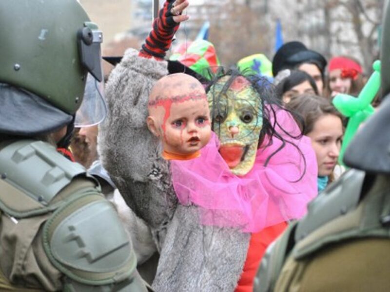 Protests last June in Santiago, Chile (Simenon)
