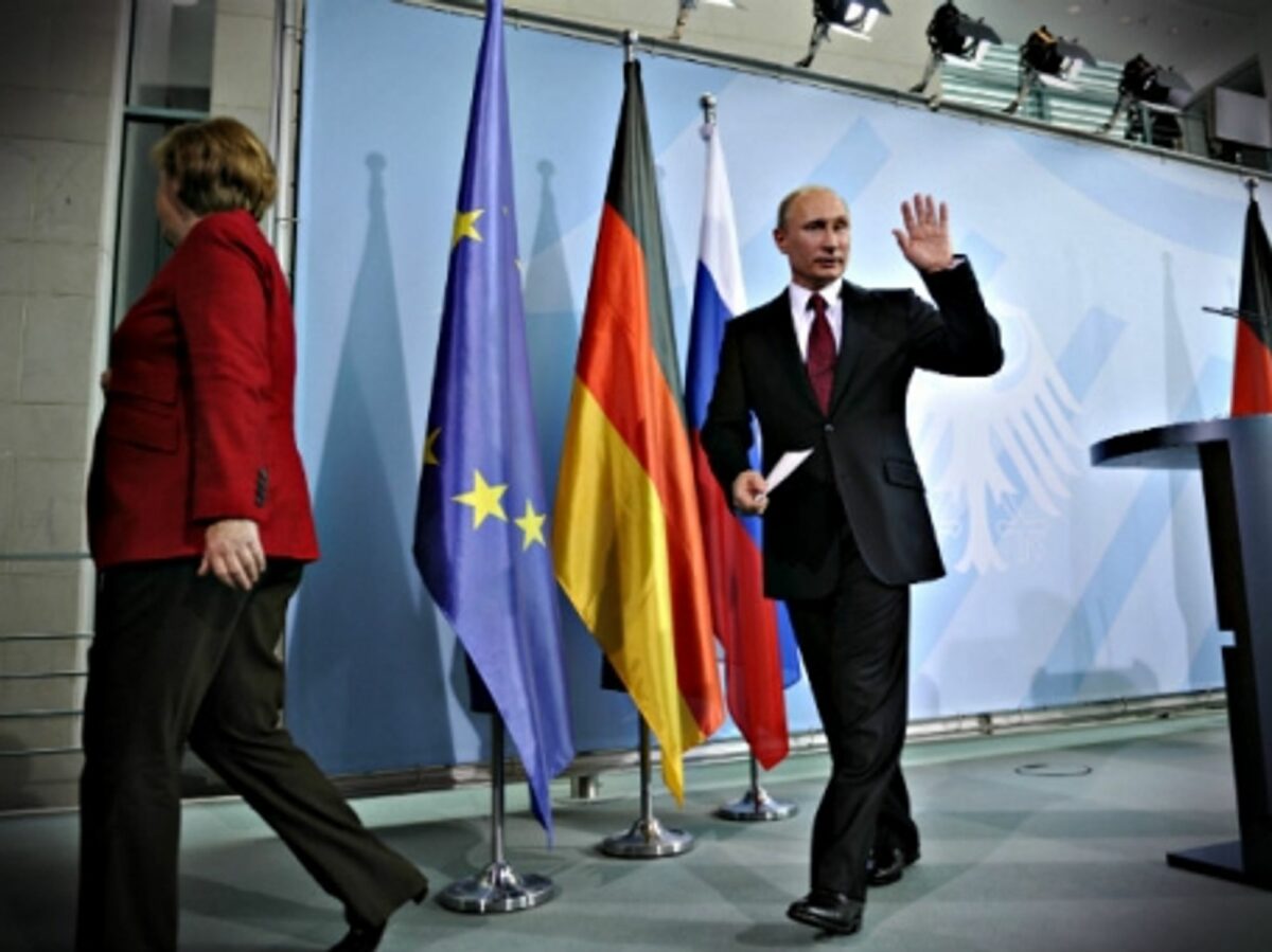 Putin in Berlin with Merkel in 2012