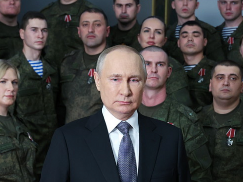 Putin posing in front of Russian soldiers