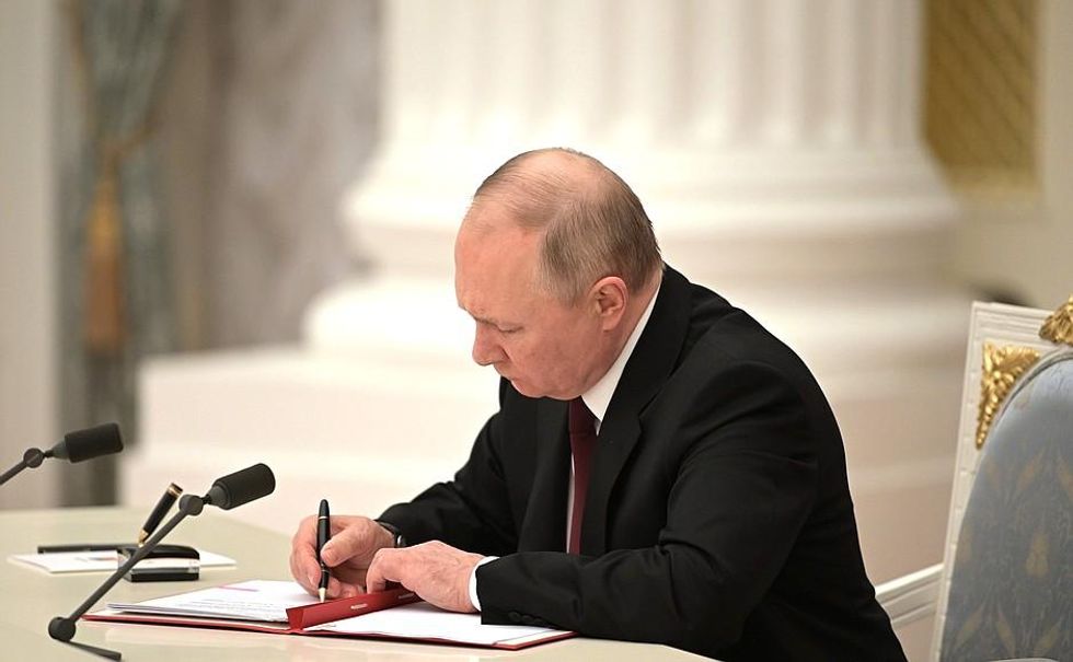 Putin signing annexation documents