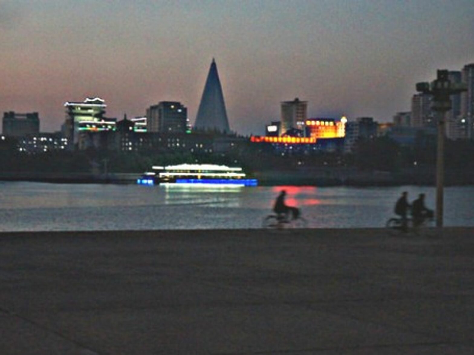 Pyongyang Taedong River at sunset
