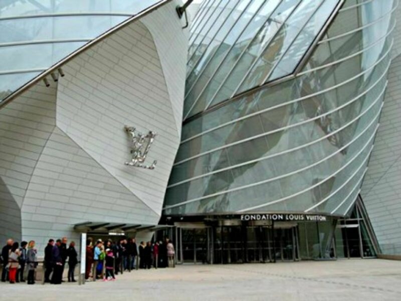 Queuing in front of the Louis Vuitton foundation on opening day (Oct. 28)