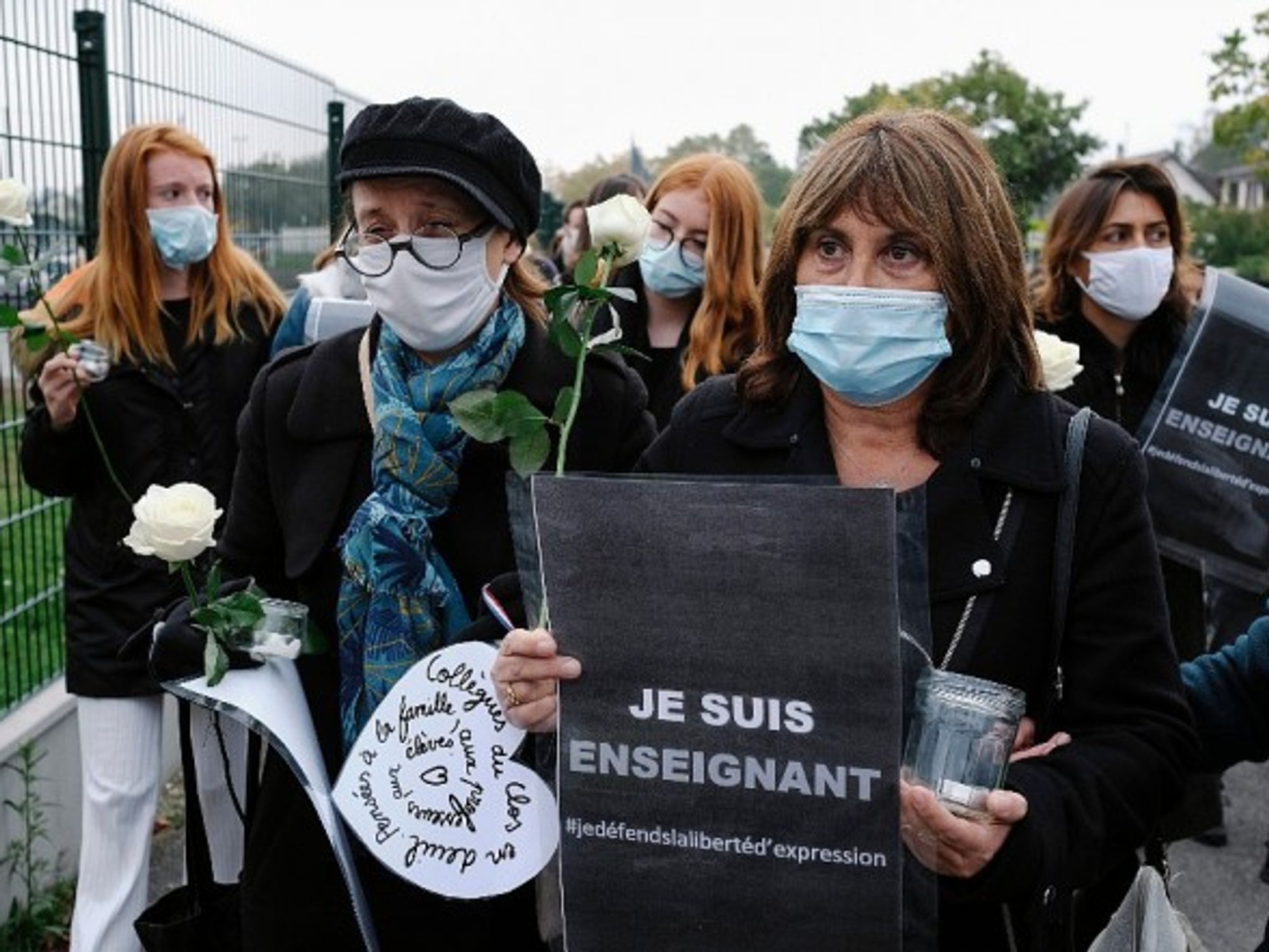 Recalling the 'Je suis Charlie' slogan, an 'I am (a) teacher' sign in solidarity with the victim.