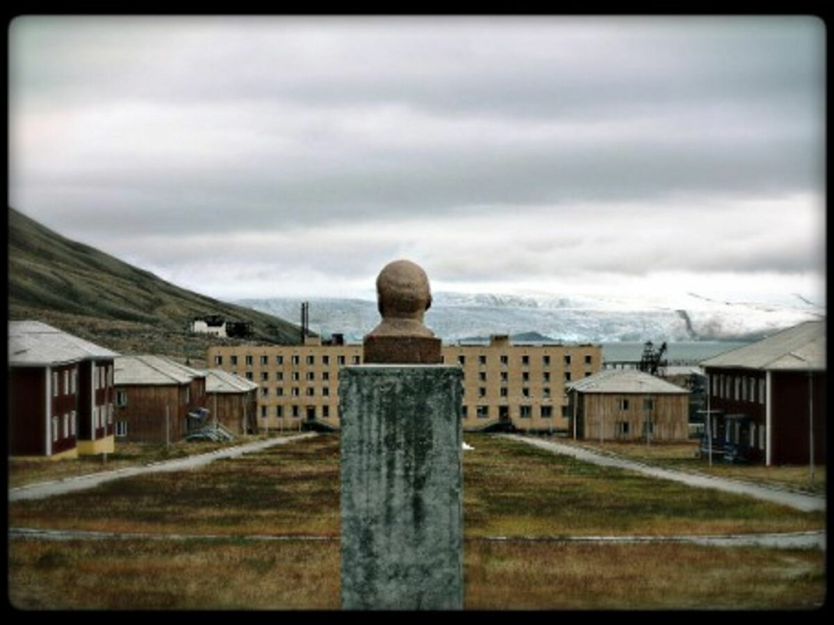 Rush hour at Pyramiden's main square