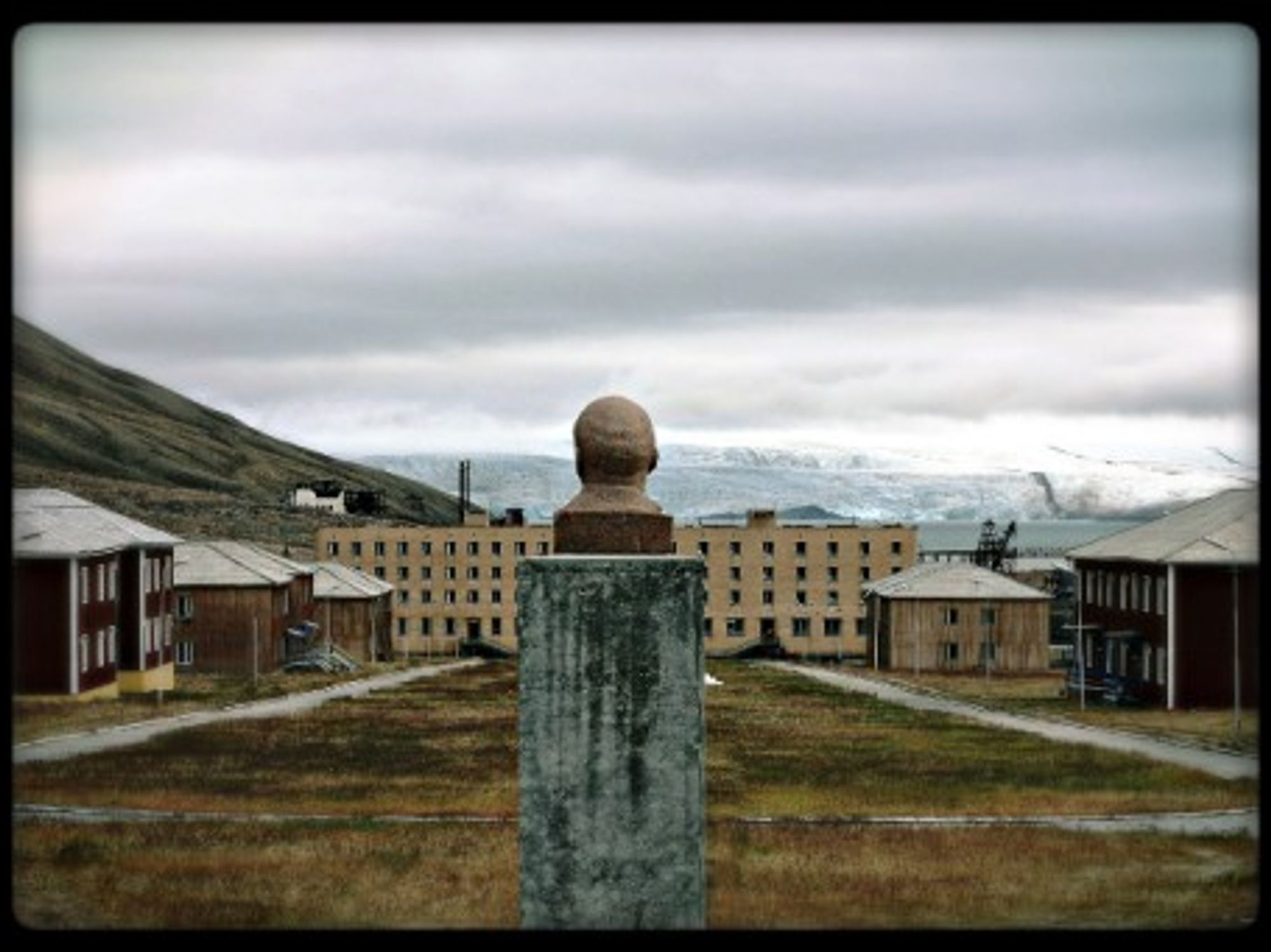 Rush hour at Pyramiden's main square