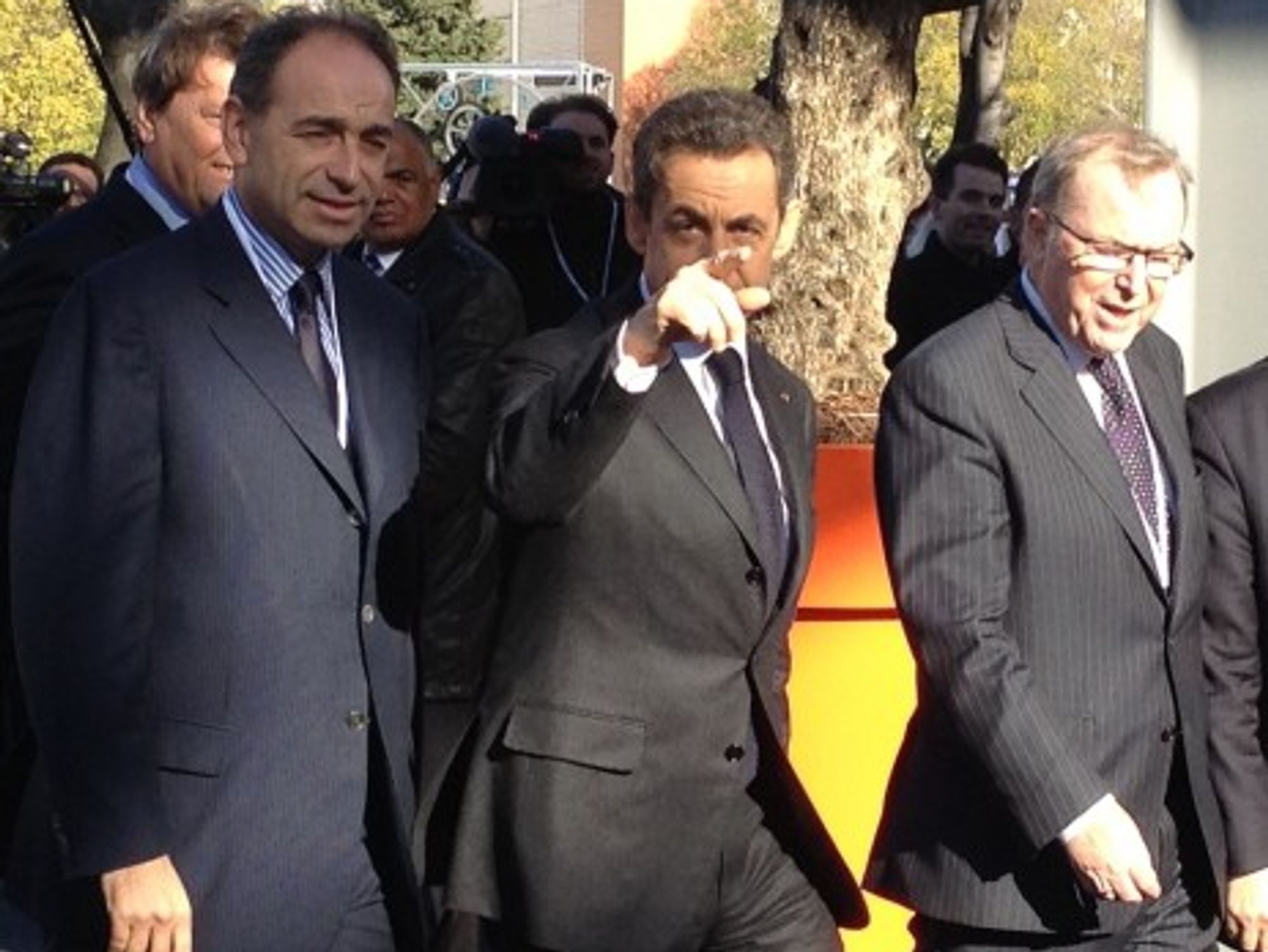 Sarkozy pointing rightward (EPP)