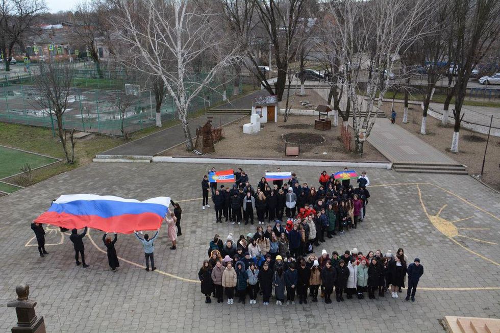 School pupils forming the "Z," symbolizing the solidarity of Russians with their army