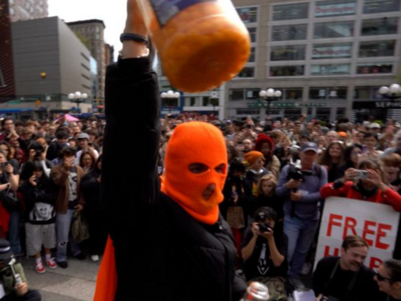 Screenshot of video footage showing New York's "cheeseball king" at a NYC park