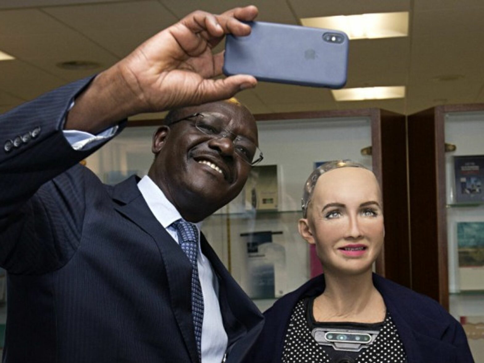 Secretary-General of the United Nations Conference on Trade and Development cozies up to AI Robot Sophia