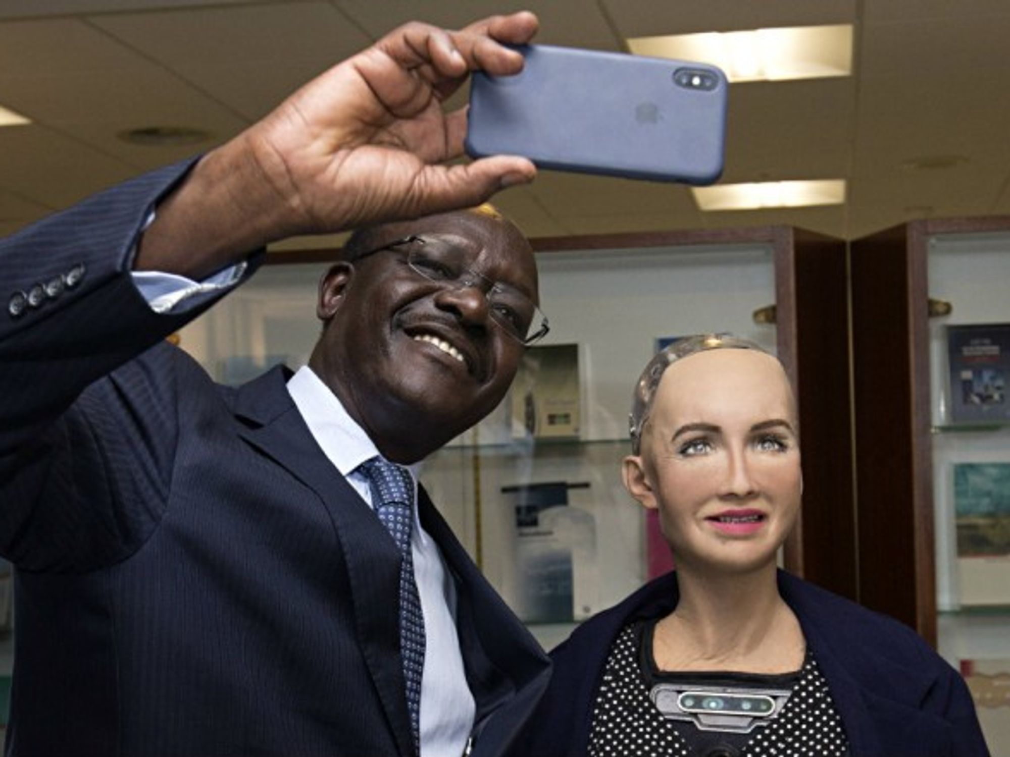 Secretary-General of the United Nations Conference on Trade and Development cozies up to AI Robot Sophia
