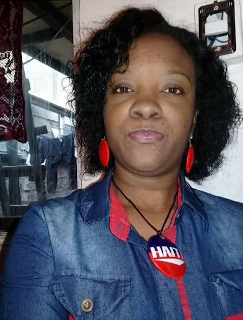Selfie of Shella Jean, one of the 105,000 Haitians who entered Chile, wearing a "Haiti" badge