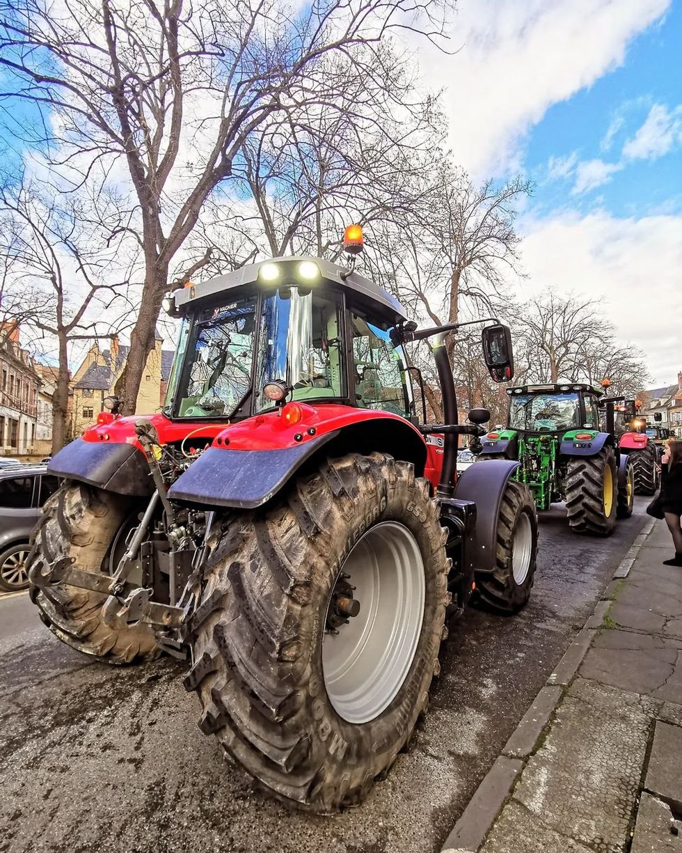 Several dozen angry farmers are heading towards the Moulins Prefecture with their tractors.
