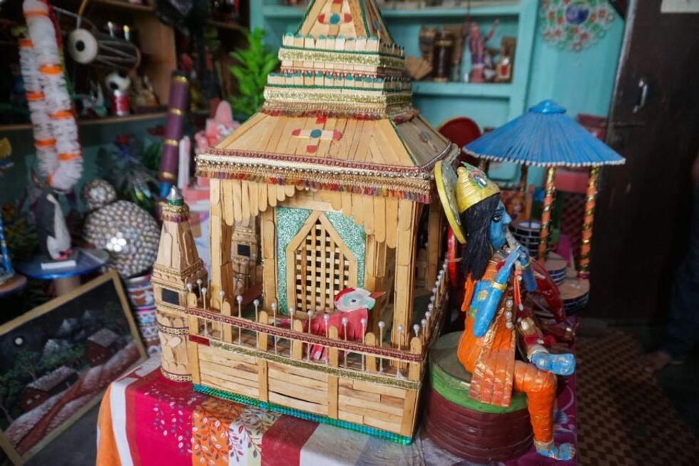 Shyamanand Singh makes regular trips to scrap dealers to procure raw materials for his handicrafts and sculptures. He’s made deities, popular monuments, birds and other animals by repurposing discarded paper and plastic.