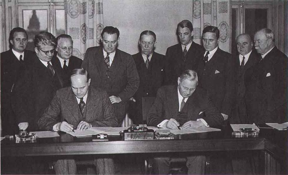 Signing the Saltjsöbaden Agreements in 1938