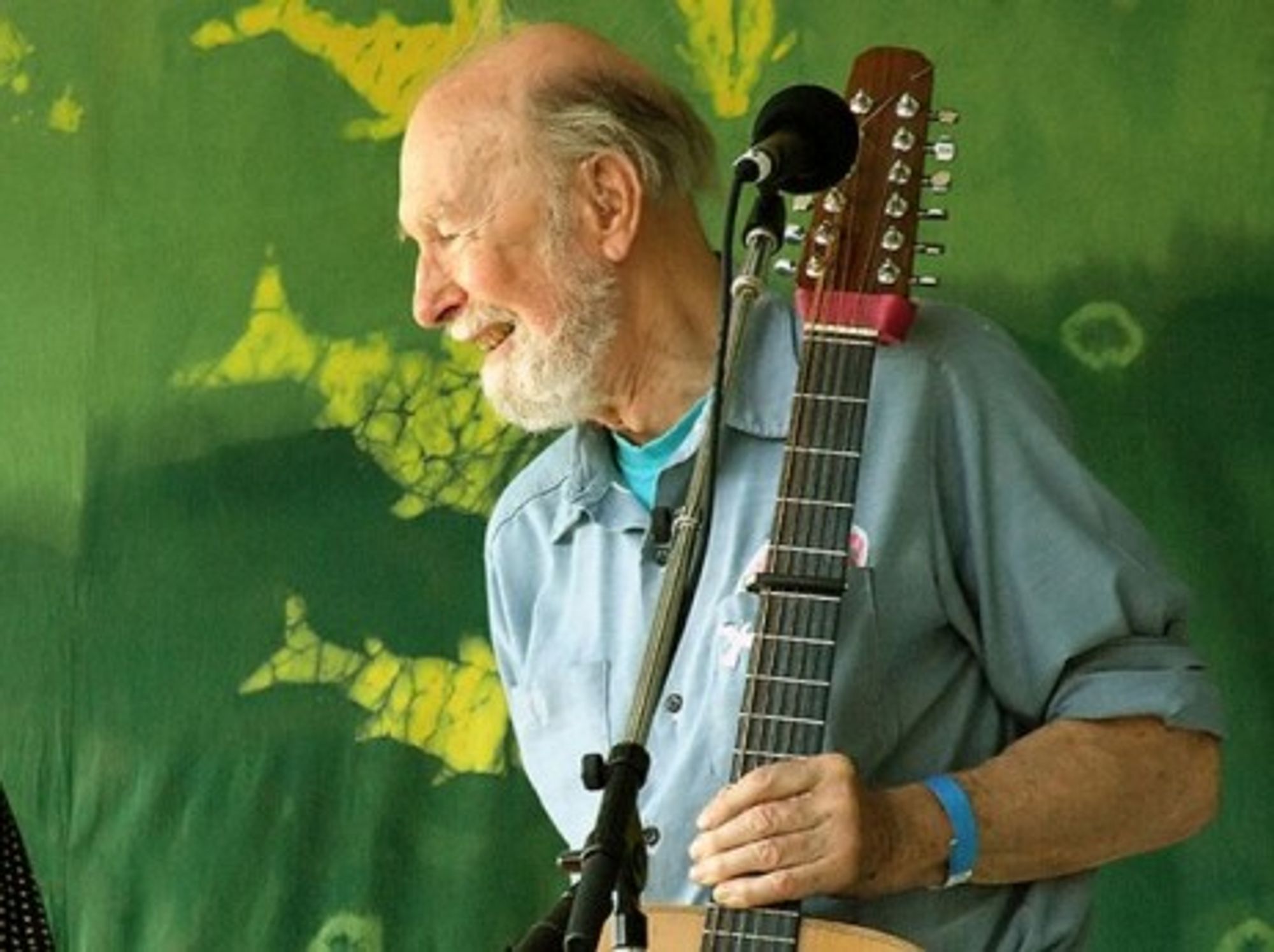 Singer-songwriter Pete Seeger dies at age 94