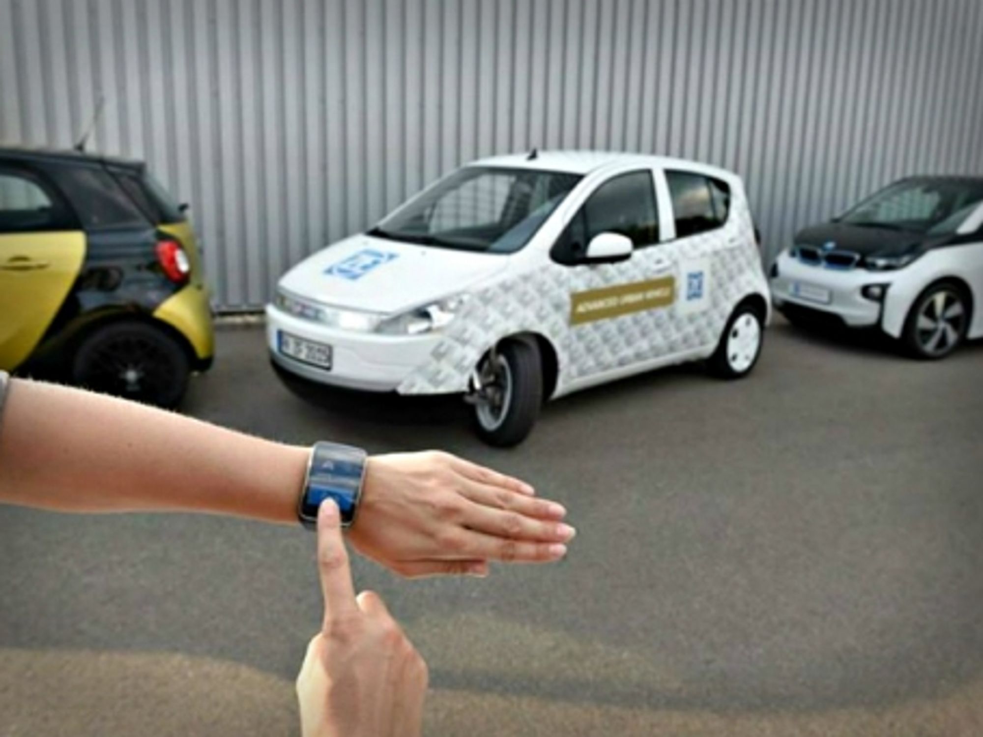 Smartwatch-assisted parking, a taste of IT/auto industry collaboration