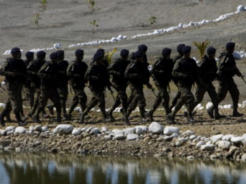 Soldiers of Guatemala's Army have to avoid contraband, tax evasion, human trafficking, and other crimes that are committed in the frontier with the south of Mexico.