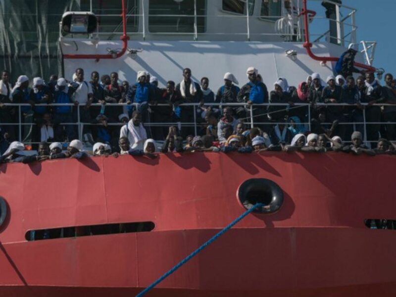 Some 1500 refugees land in Naples in a Doctors Without Borders rescue ship