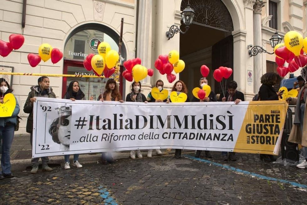 Some schools have launched a mobilization drive under the slogan #ItaliaDimmidiSì (#ItalyTellMeYes)