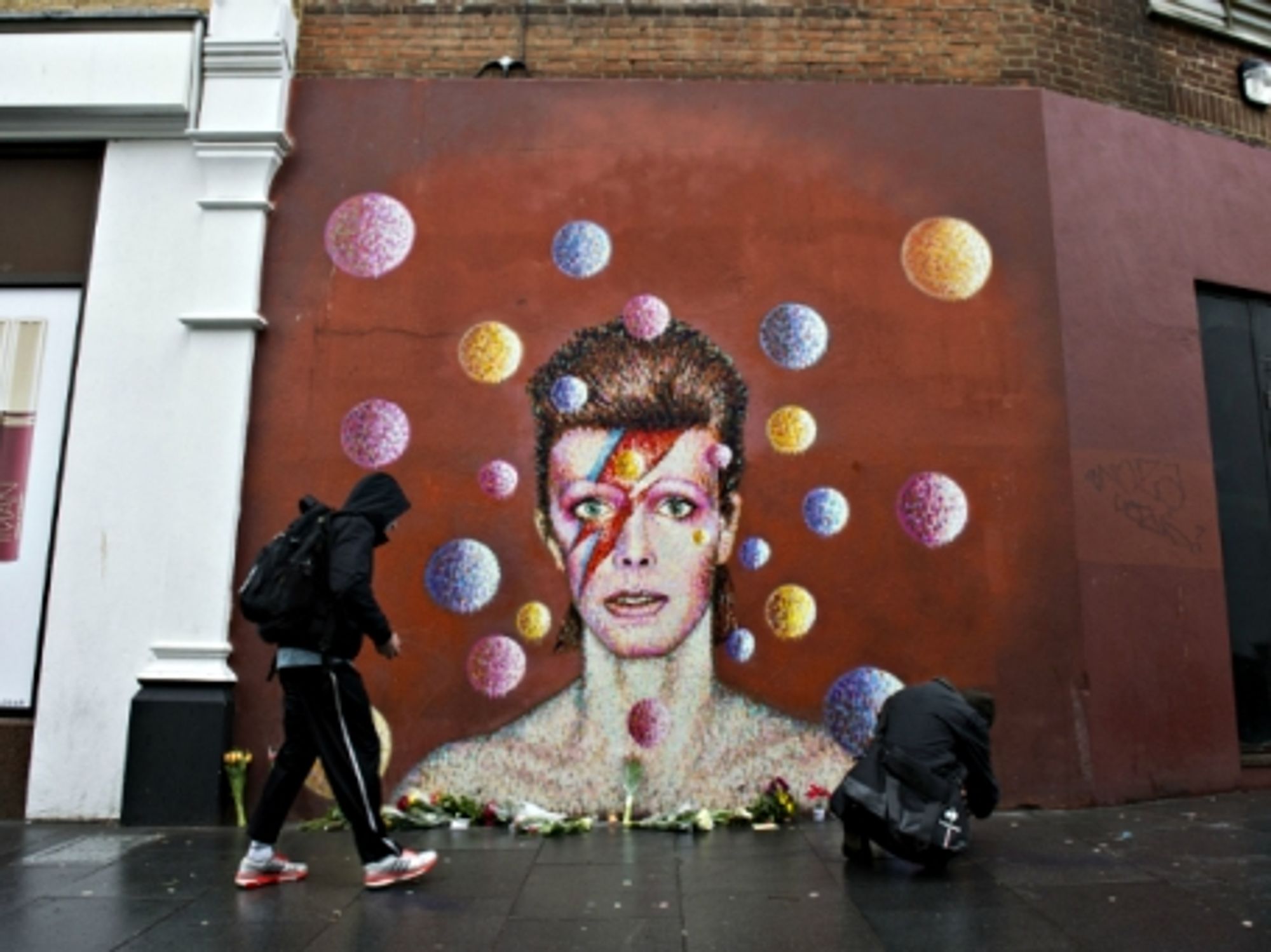 Starving Syria, David Bowie Dies, Extraditing El Chapo