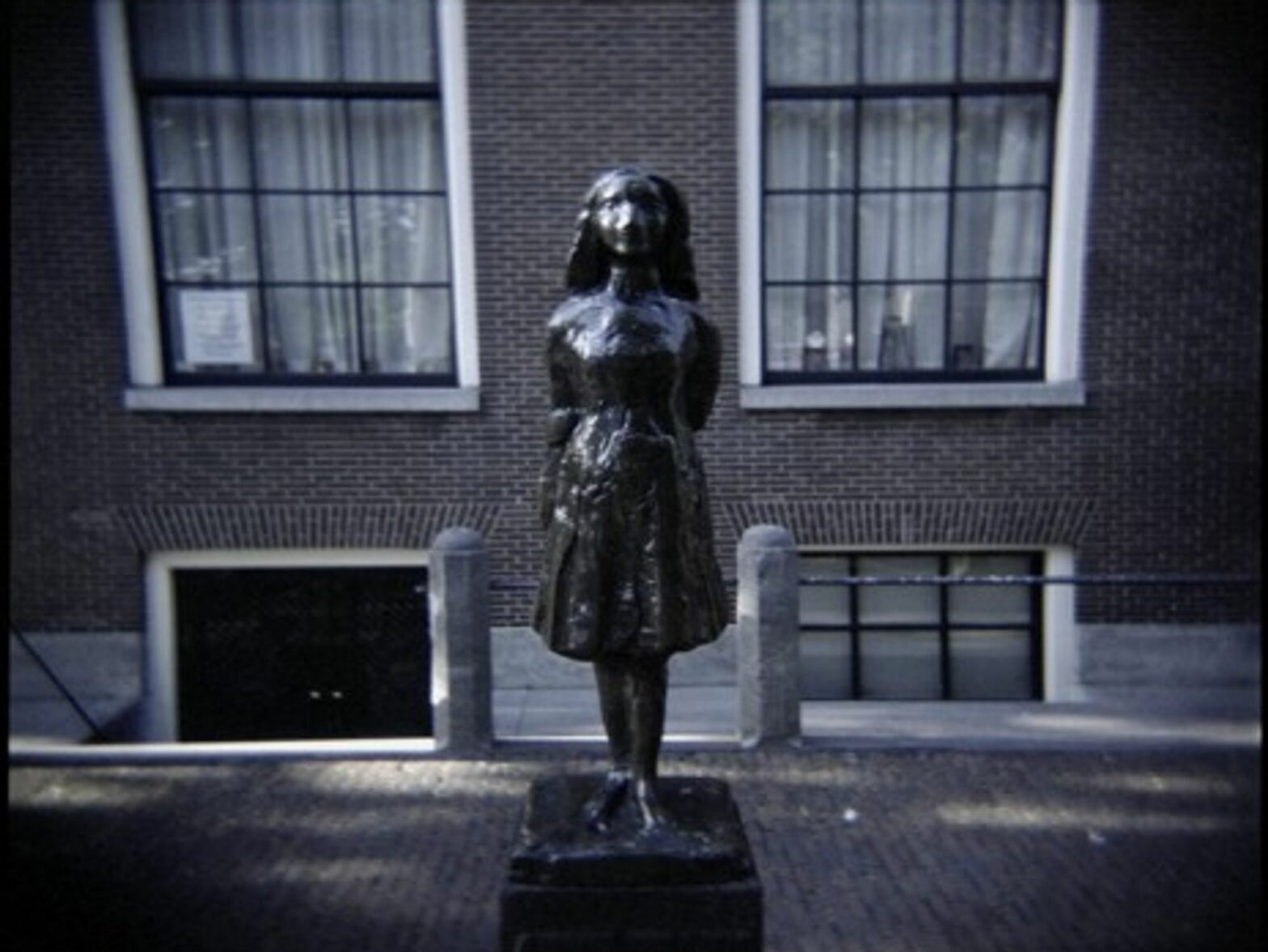 Statue of Anne Frank in Amsterdam, close to the Anne Frank House museum (Okko Pyykkö)
