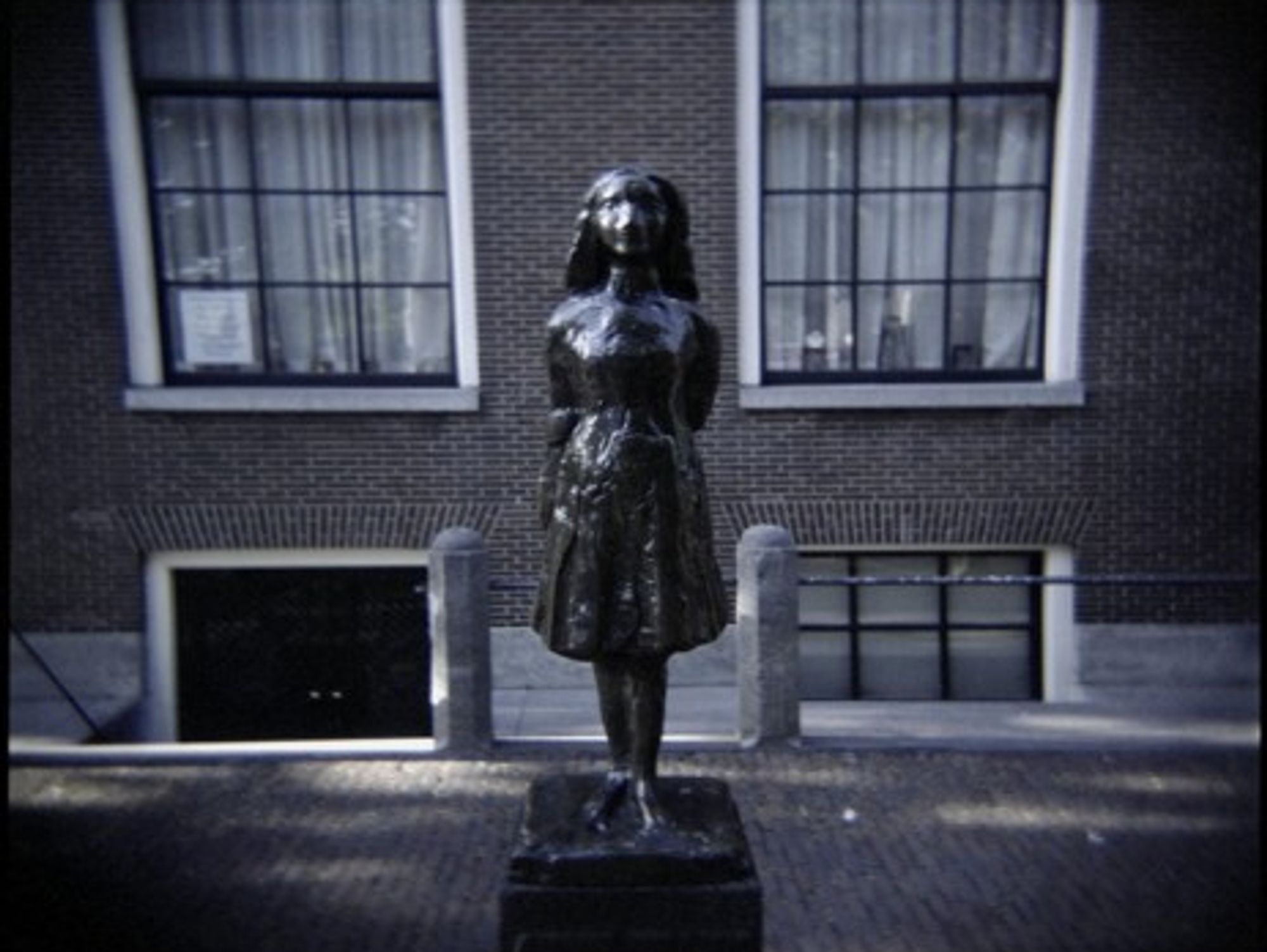 Statue of Anne Frank in Amsterdam, close to the Anne Frank House museum (Okko Pyykkö)