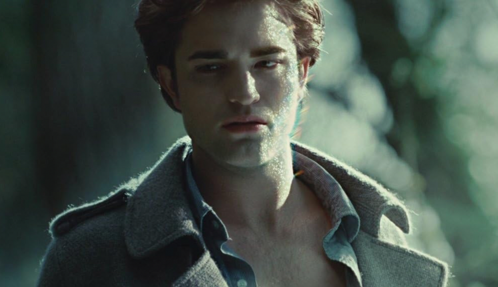 Still of Robert Pattinson as Edward Cullen in Twilight (2008). His skin is glowing under direct sunlight.
