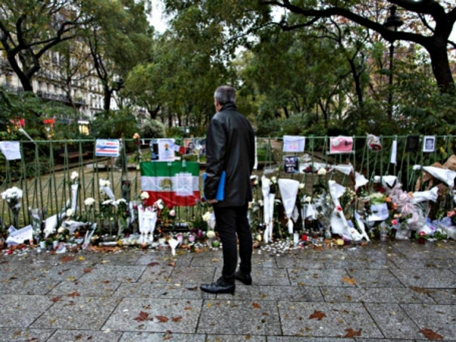 Stopping to mourn, near the Bataclan