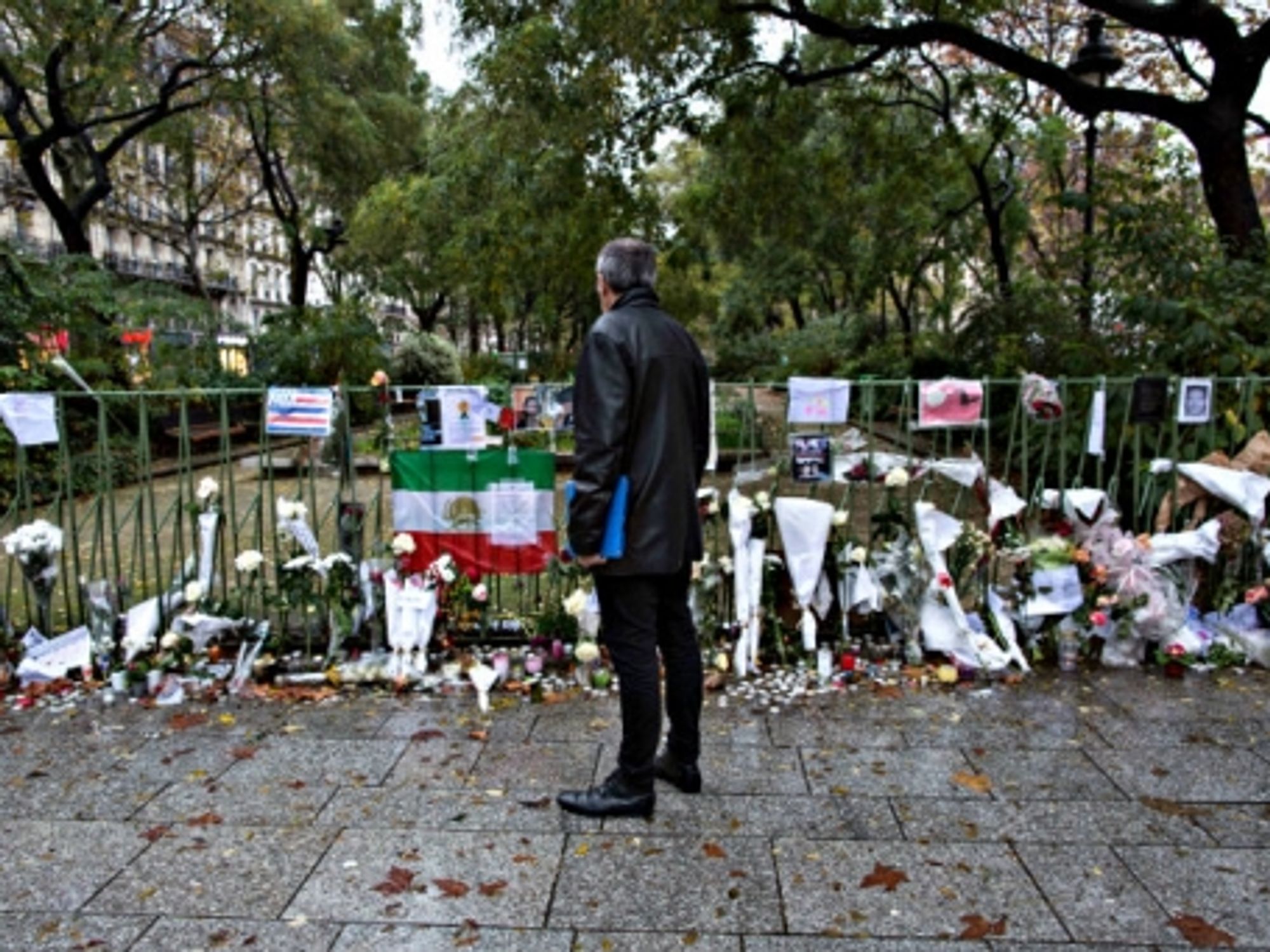 Stopping to mourn, near the Bataclan