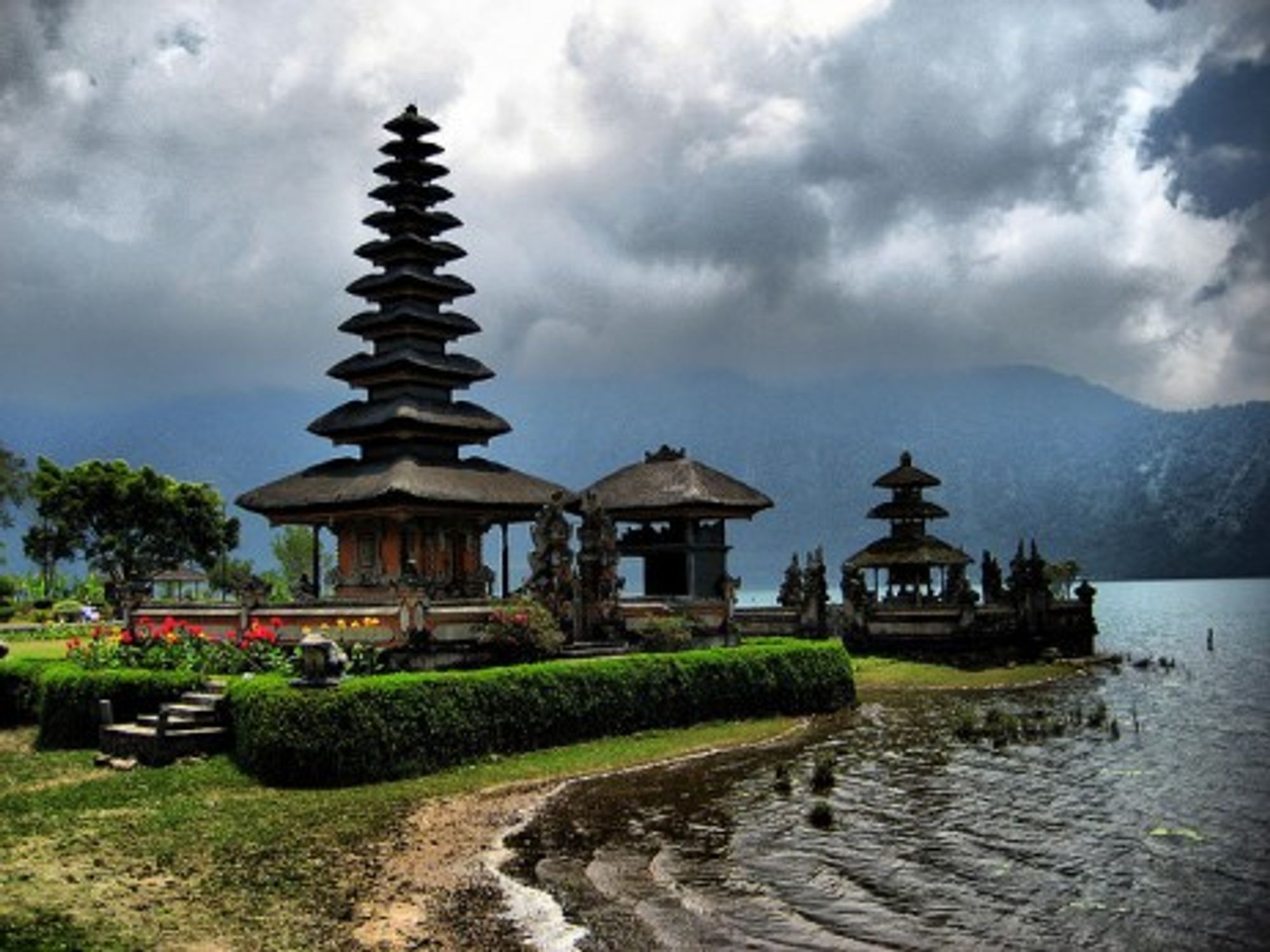 Stormy weather over Ulun Danu Temple in Bali... (Jo@net)