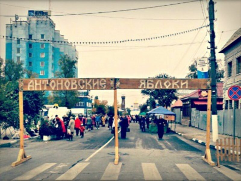 Street market in Yelets, Russia
