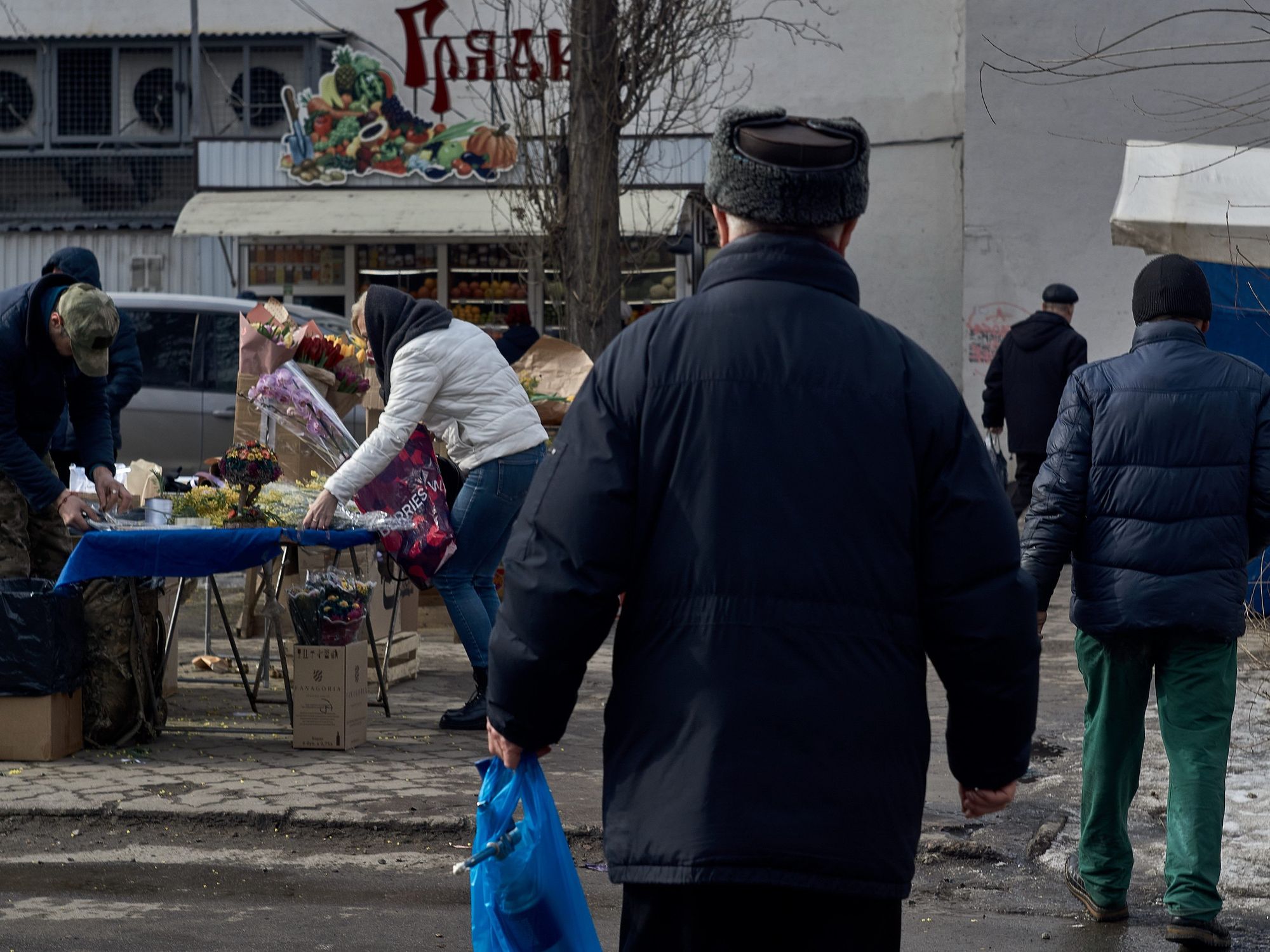 Street vendors sell flowers in Russia.
