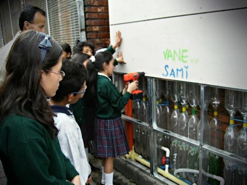 Students building an Ekumuro
