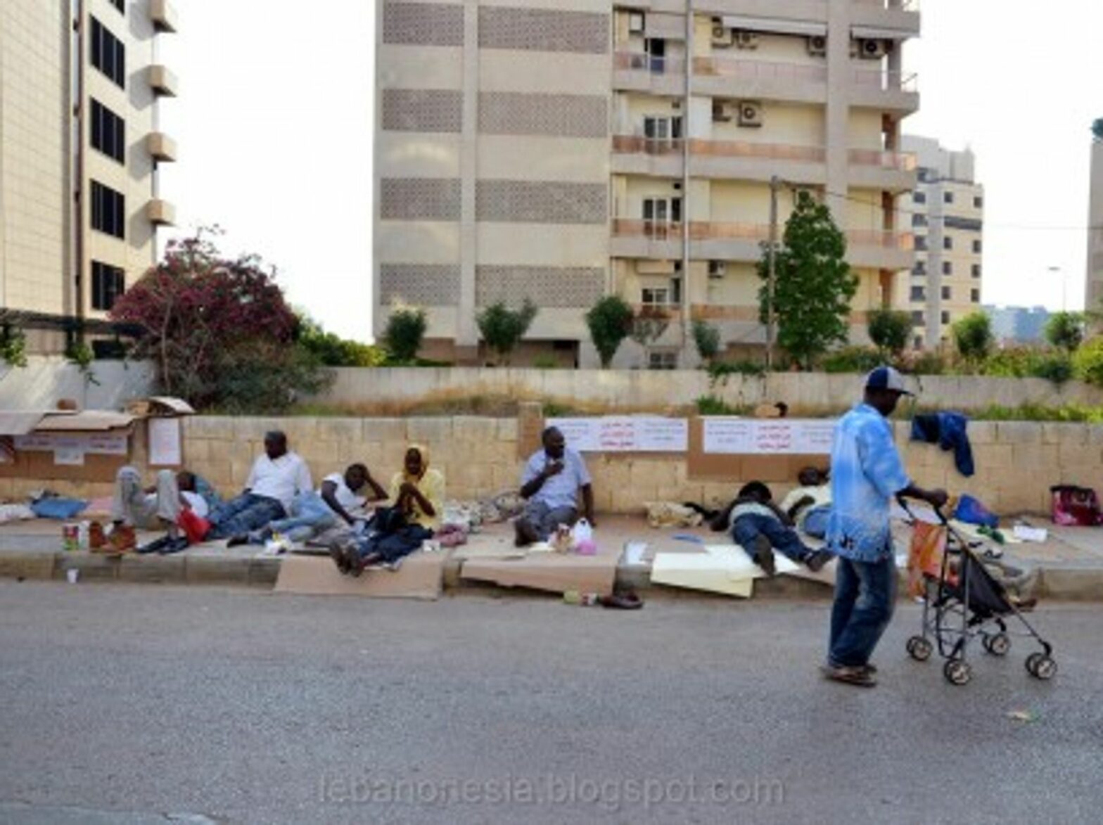Sudanese refugees protesting in front of the UNHCR (Lebanonesia)