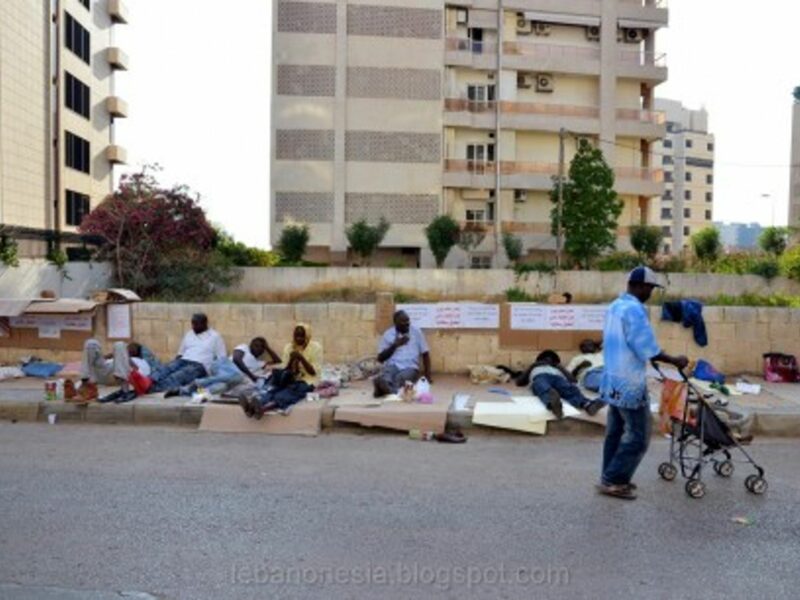 Sudanese refugees protesting in front of the UNHCR (Lebanonesia)