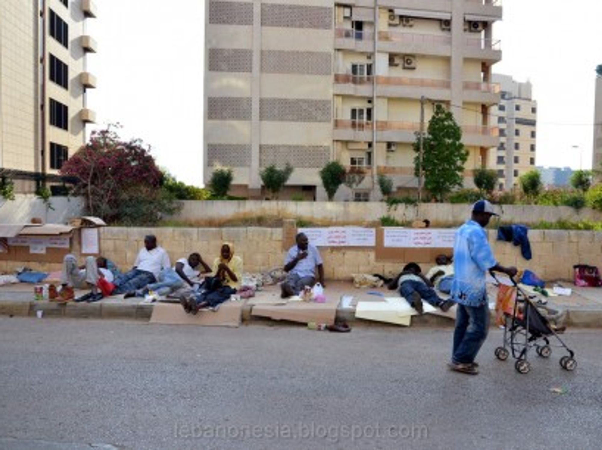 Sudanese refugees protesting in front of the UNHCR (Lebanonesia)