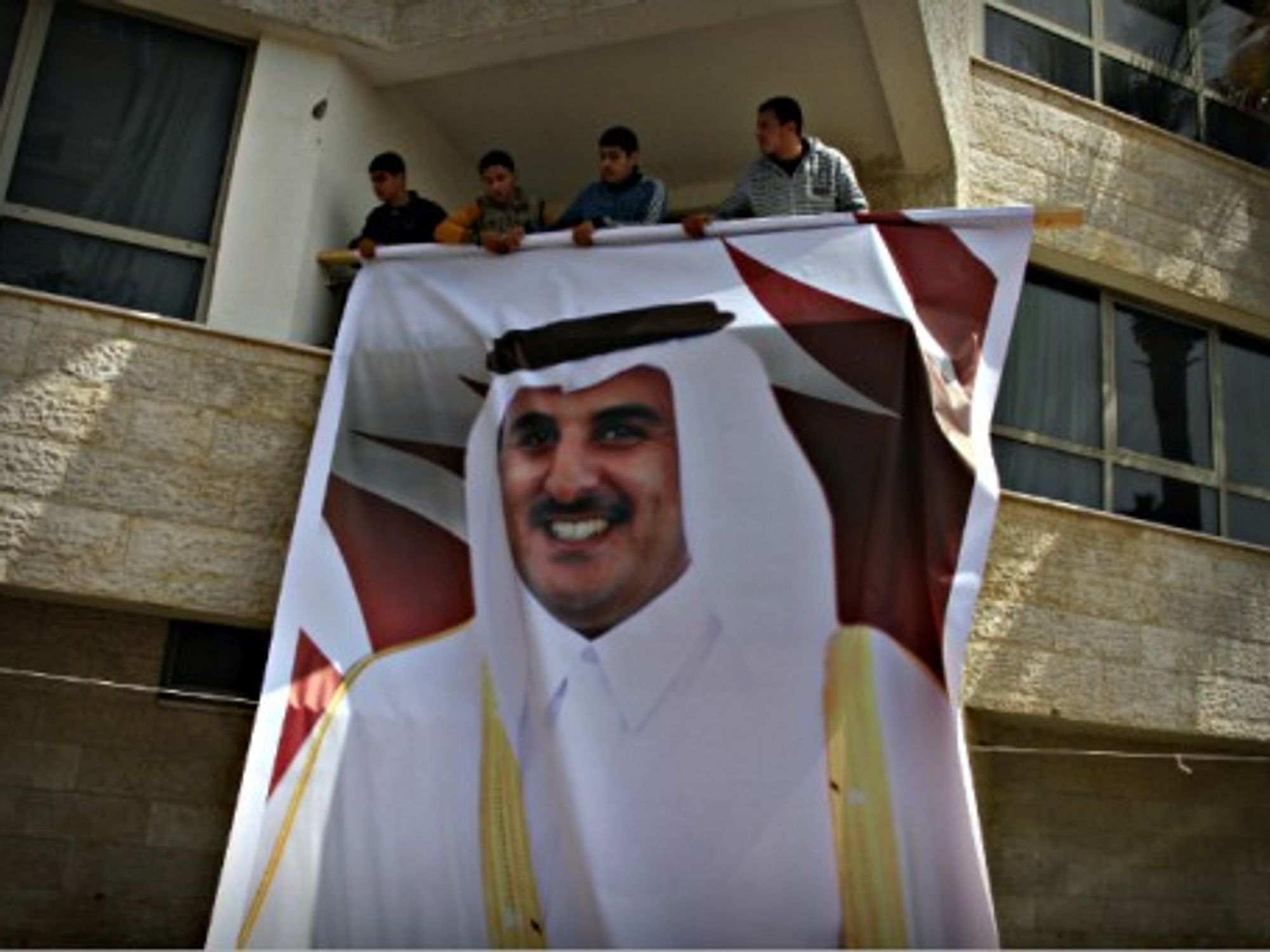 Supporters of Qatar's Emir Sheik Hamad bin Khalifa Al Thani in Gaza