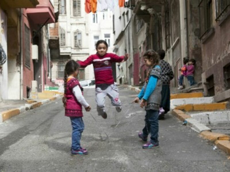 Syrian girls playing jump rope in Tarlabasi, Istanbul
