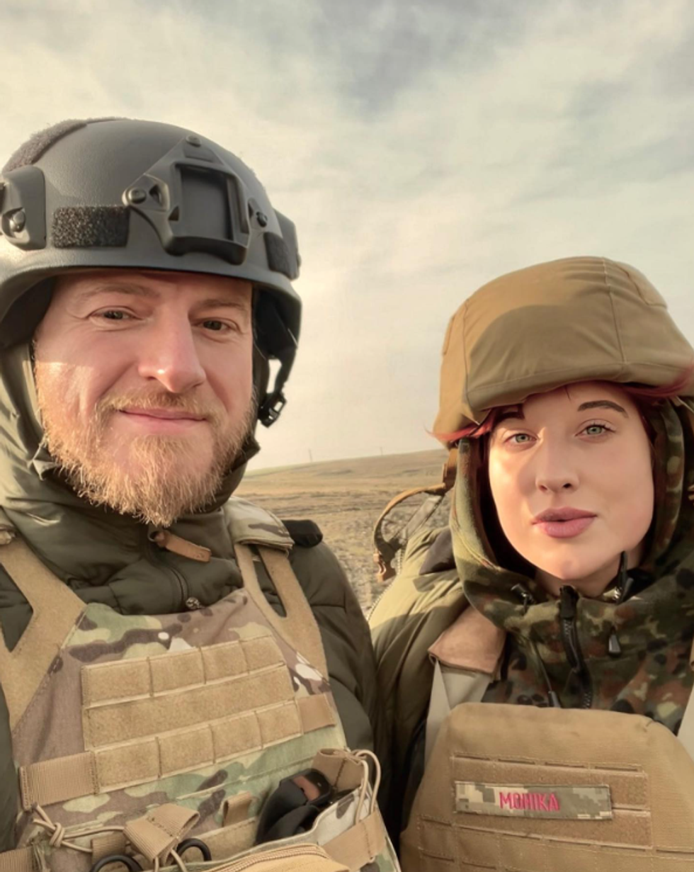 Szczepan Twardoch with war correspondent Monika Andruszewska.