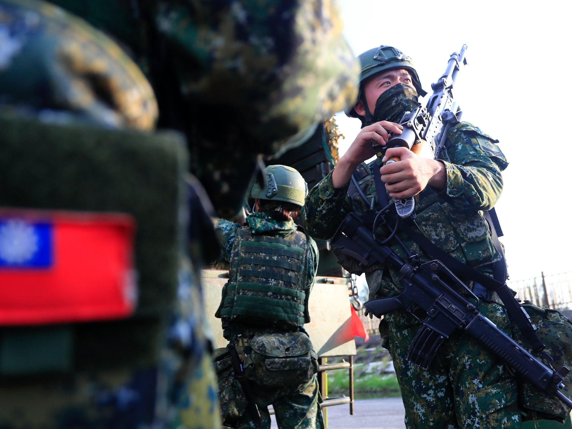 Taiwanese soldiers in camo with machine guns