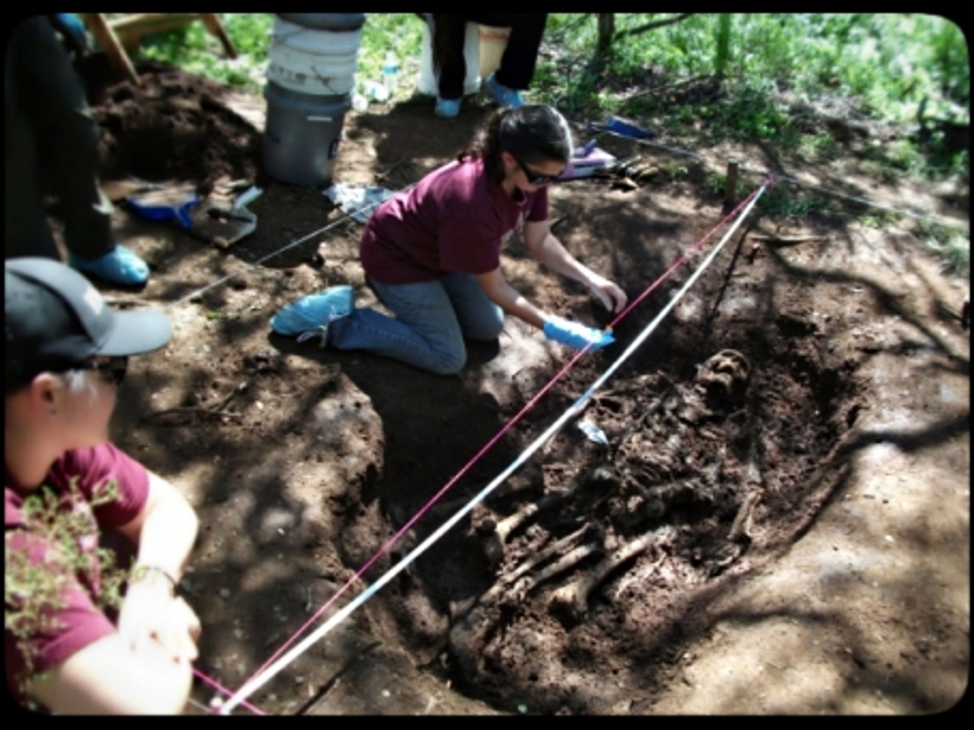 Texas students working on the skeleton of a donated corpse