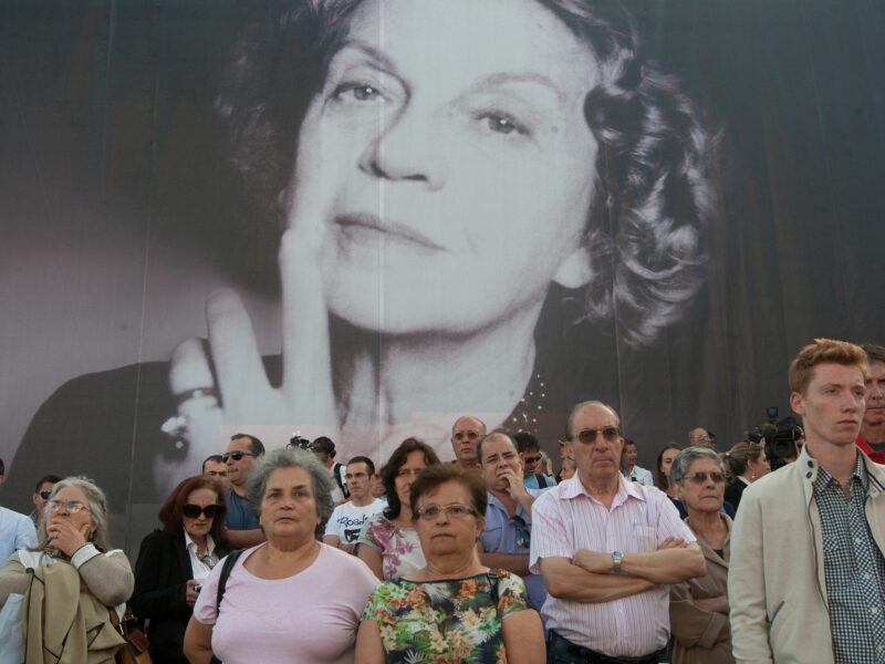 The body of the writer Sophia de Mello Breyner Andresen being moved to the National Pantheon in July 2014.