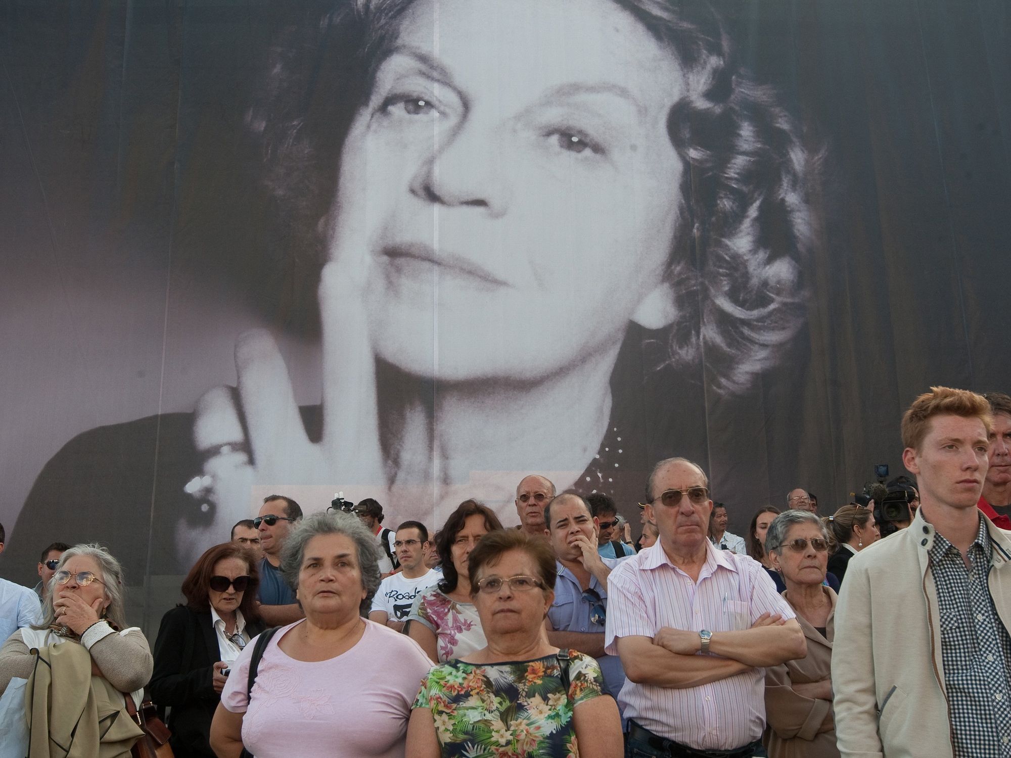 The body of the writer Sophia de Mello Breyner Andresen being moved to the National Pantheon in July 2014.