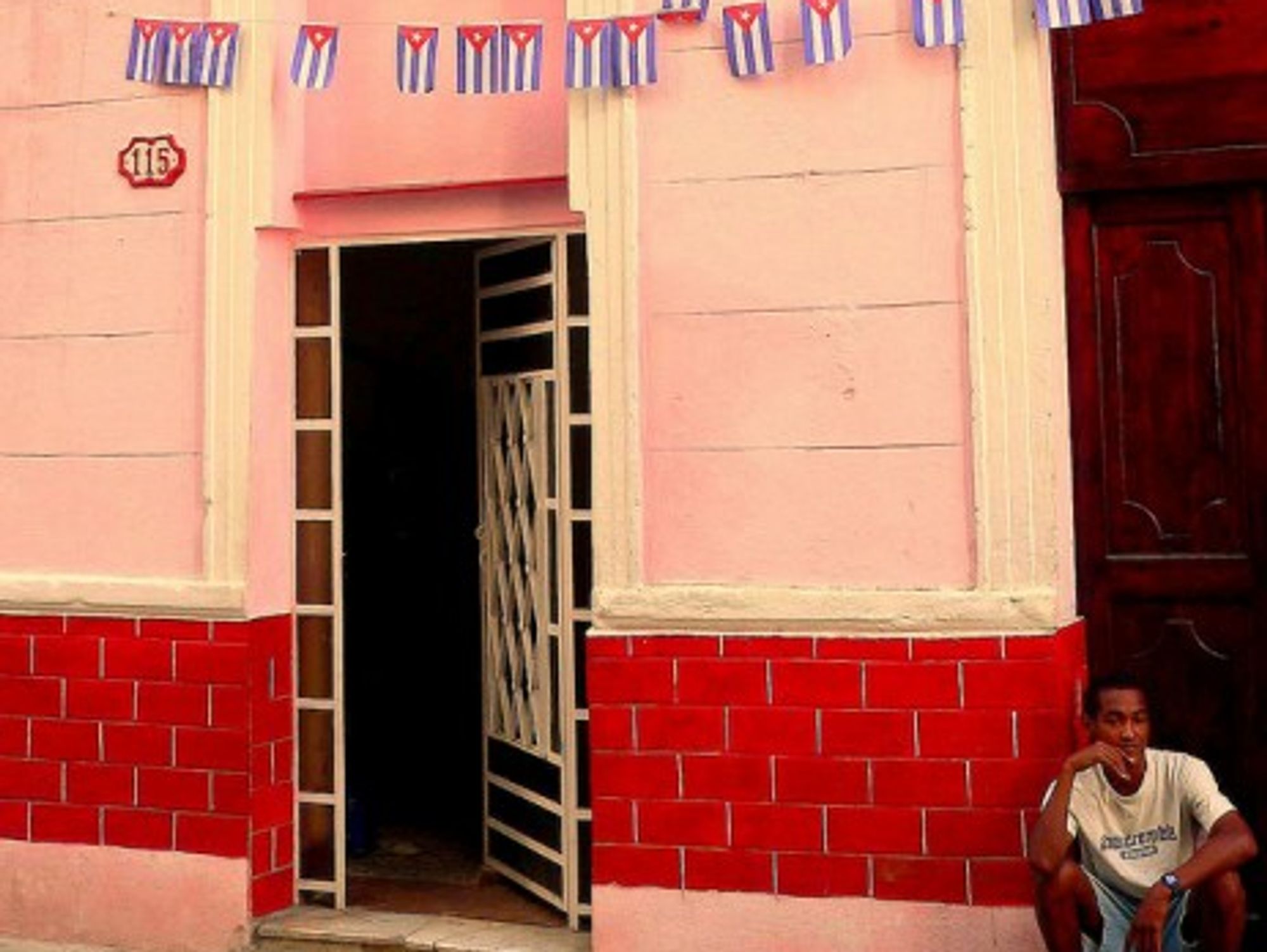 The colors and contradictions of Havana (Leshaines123)
