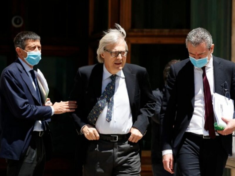 The deputies Maurizio Lupi and Vittorio Sgarbi (the first with a protective mask and the second without).
