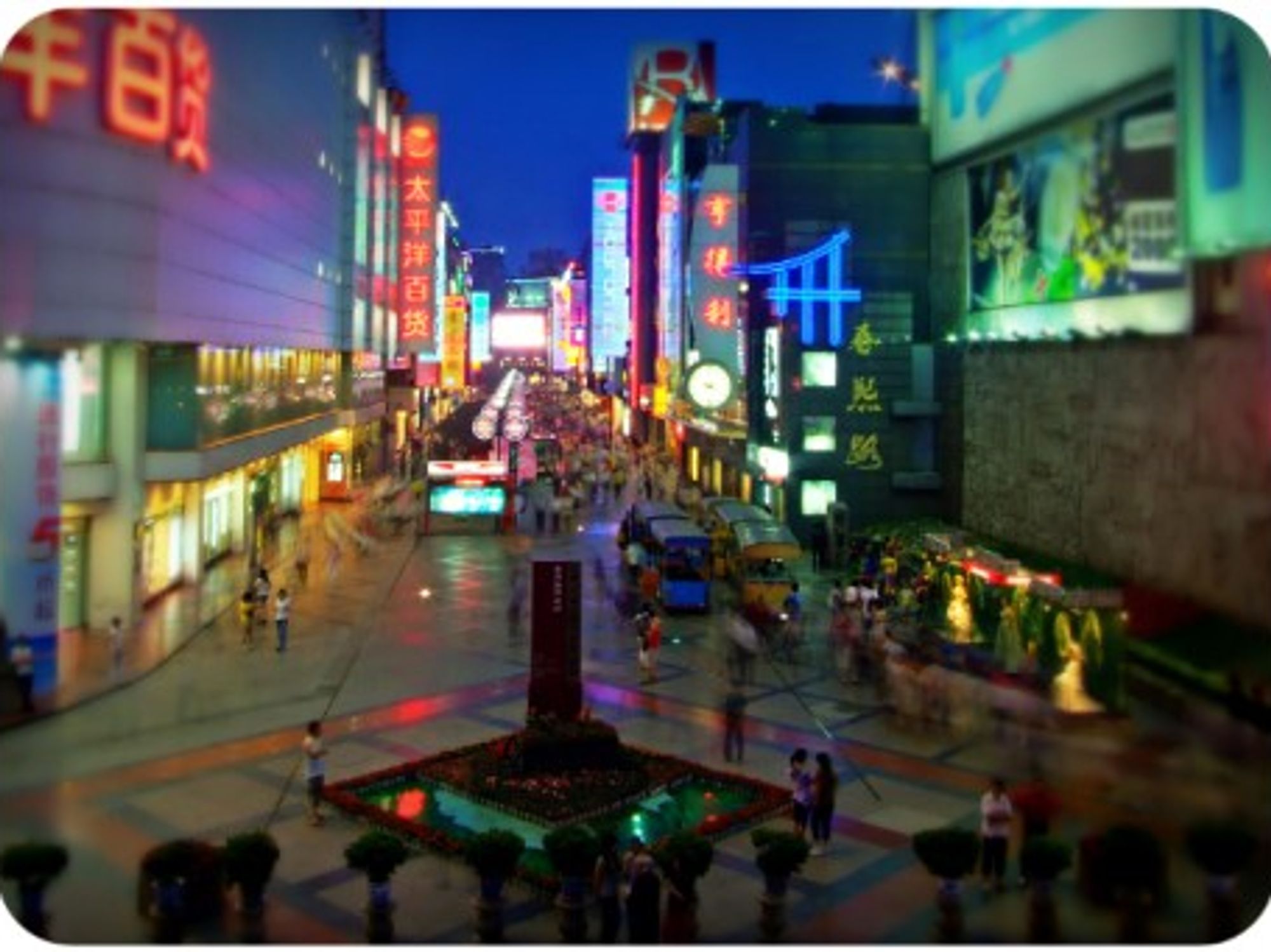 The entrance of Chengu's Chunxi street