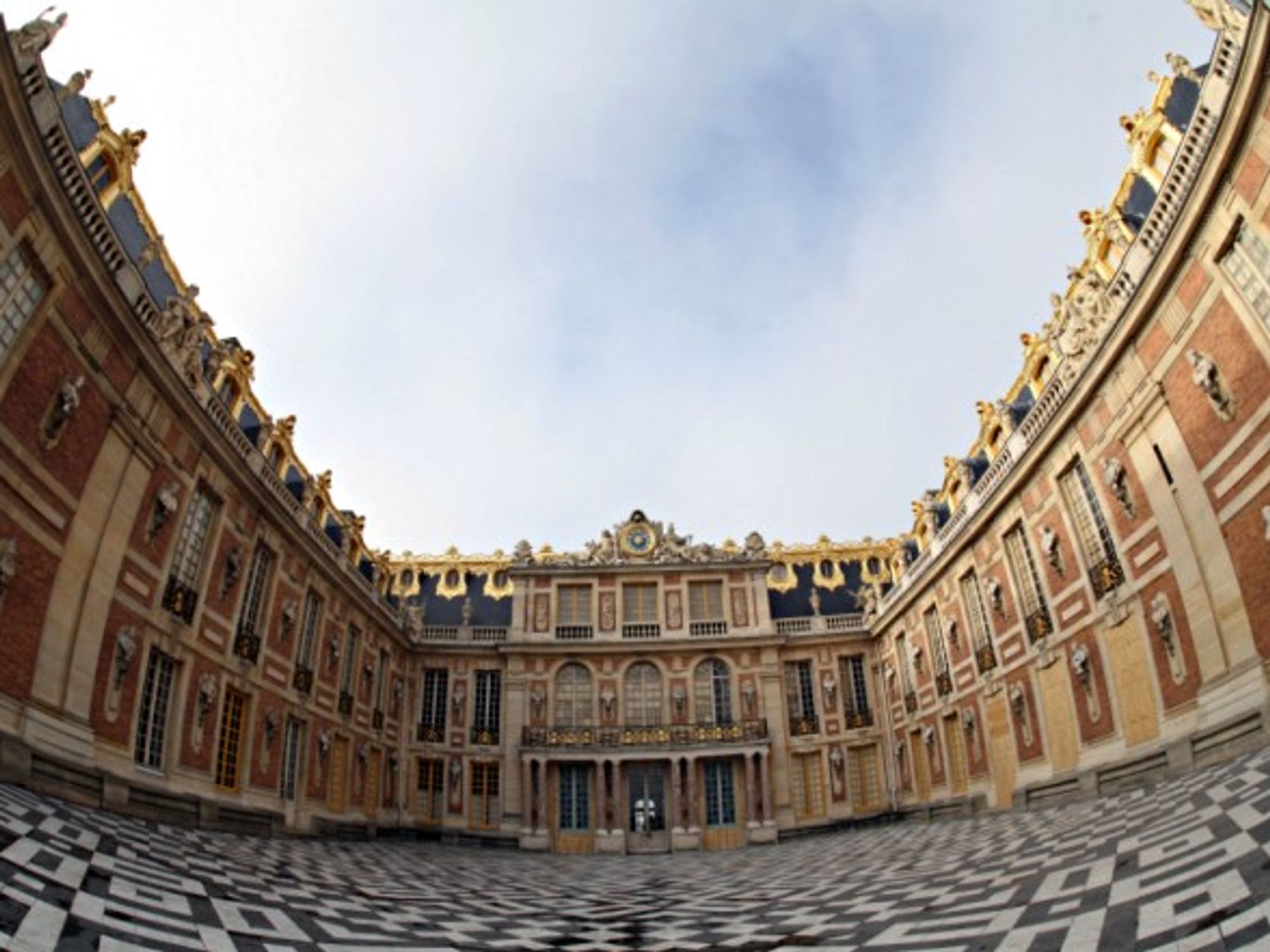 The front entrance to the Chateau de Versailles
