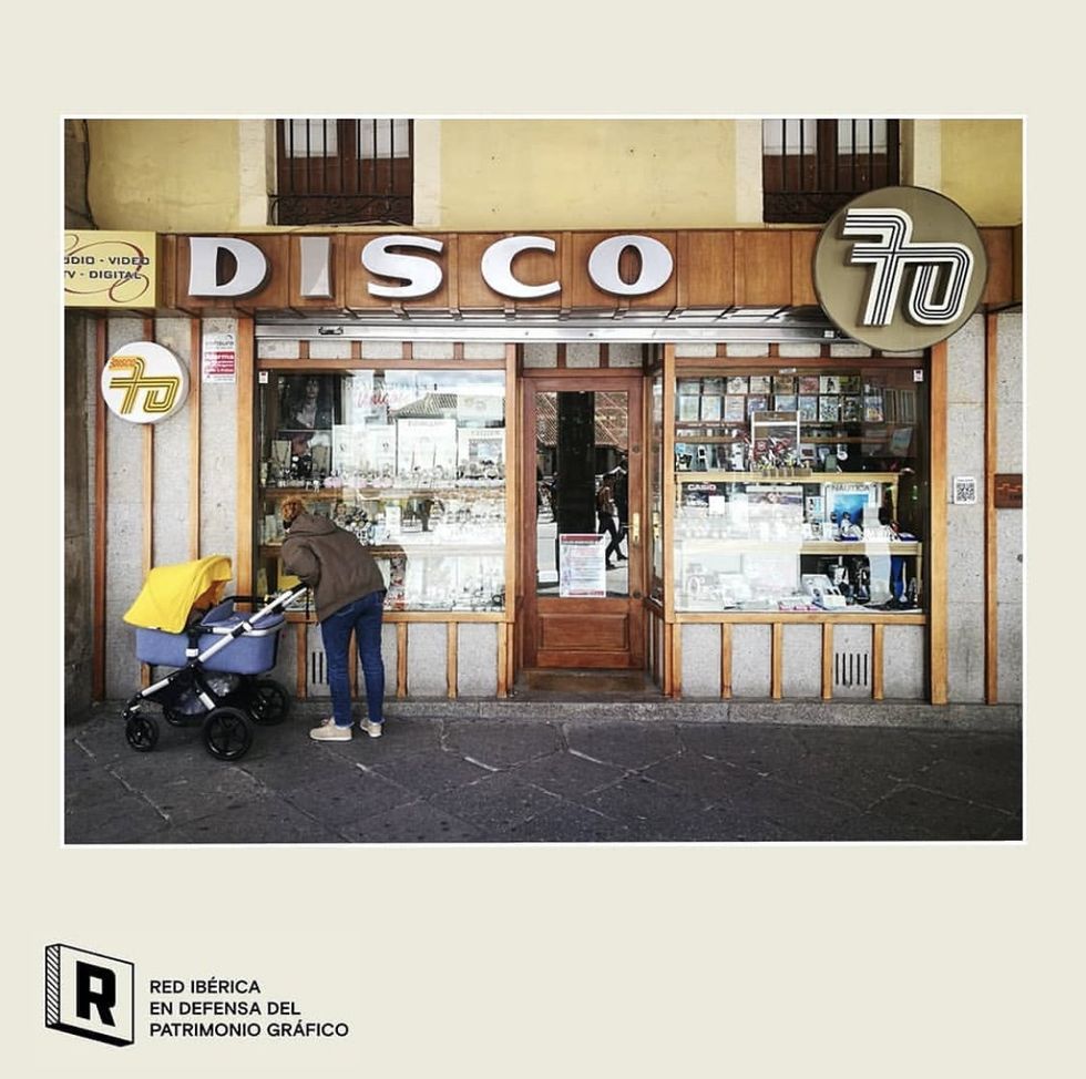 The front of a shop with silver lettering in Avlia, Spain