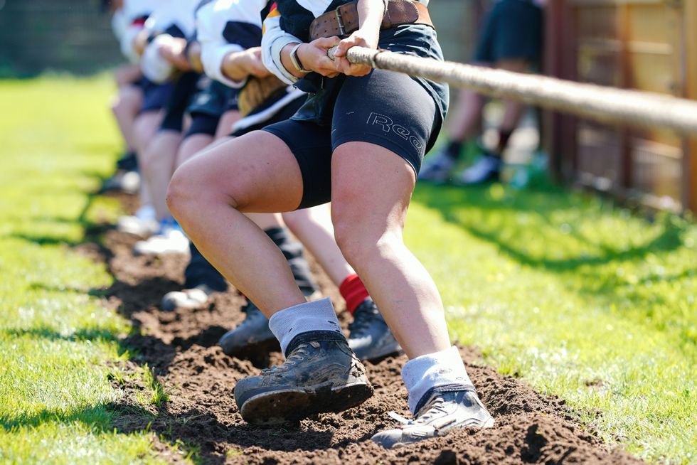 The German tug-of-war team trains for the World Championships, highlighting the strength of teamwork.